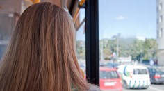 Revízor odhalil cestujúcu ženu bez lístka. Tá ho z prsníka ostriekala materským mliekom