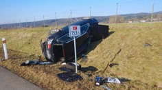 Vážna nehoda na R1: Auto sa po náraze prevrátilo, vodiča previezli do nemocnice