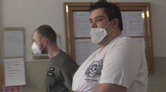 Roky ubližuje matke, za čo už aj sedel. Teraz sa pre to isté opäť postavil pred súd