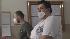 Roky ubližuje matke, za čo už aj sedel. Teraz sa pre to isté opäť postavil pred súd