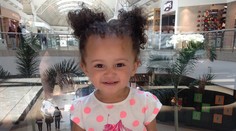 Blondínke sa narodila černoška. Žaluje spermobanku