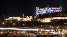 Slovensko si uctilo Alžbetu II. Bratislavský hrad nasvietili britskou vlajkou na počesť kráľovnej