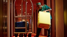 Hotelový poslíček dostal také štedré „prepitné“, že už by nemusel pracovať