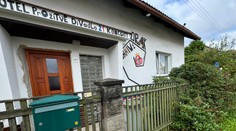 Kuriózny pôrod so smutnou dohrou. Žena priviedla dieťa na svet v sídle sekty, teraz má byť po mozgovej smrti