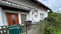 Kuriózny pôrod so smutnou dohrou. Žena priviedla dieťa na svet v sídle sekty, teraz má byť po mozgovej smrti