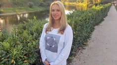 Mladú ženu zabil mobil. Akú chybu urobila?