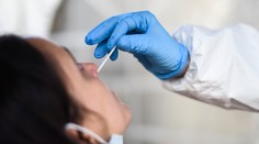 Treba posilniť RT-PCR testovanie a dať ho ľuďom zadarmo, radia pred letom analytici