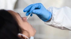 Treba posilniť RT-PCR testovanie a dať ho ľuďom zadarmo, radia pred letom analytici