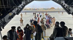 Afganka porodila dieťa na palube amerického evakuačného lietadla