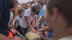 Deti v Považskej Bystrici sa učia oživovať: Školy dostávajú defibrilátory a menia sa na záchrancov