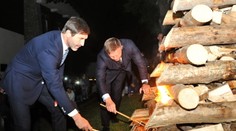 Fica vypískali na Kysuciach počas osláv zvrchovanosti. Vatru už expremiér zapáliť nešiel