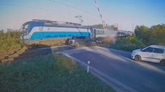 VIDEO: K tragédii na železničnom priecestí chýbali centimetre. Vlak tesne minul auto na koľajniciach