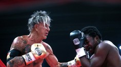 Mickey Rourke sa vrátil po 20 rokoch do ringu. A súperovi dal KO