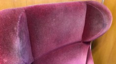 Rozhorčený cestujúci: Ak by odobrali stery z týchto sedadiel, určite by to bol zaujímavý výsledok