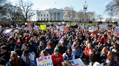 Študenti opustili triedy a zaplavili ulice. Požadovali sprísnenie zbraňových zákonov