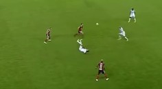 Drsný kopanec do brucha. Inak ako červenou kartou sa to ani skončiť nemohlo