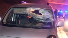 Tínedžeri sa zabávali na moste. Kameňom zabili vodiča