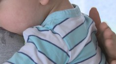 Nečakali, kým si dieťa odgrgne a dali ho spať. Na to, čo nasledovalo, do smrti nezabudnú