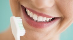 Pre zdravé zuby vám stačí robiť štyri veci. Aký je správny postup ich čistenia?