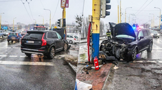 Zdrogovaný vodič v Košiciach vpálil autom do stĺpa, spolujazdkyňu takmer pripravil o život