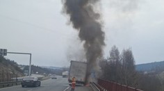 Na diaľnici D1 pri Prešove horí kamión. Polícia vyzýva na mimoriadnu opatrnosť