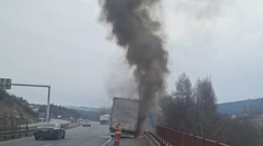 Na diaľnici D1 pri Prešove horí kamión. Polícia vyzýva na mimoriadnu opatrnosť