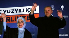 Turecko smeru k 2. kolu volieb. Erdogan získal takmer polovicu hlasov