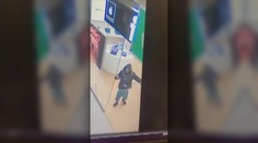 VIDEO: Zlodej mal čo robiť, aby sa z predajne vôbec dostal. Pozrite si zábery z krádeže v nákupnom centre