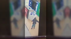 VIDEO: Zlodej mal čo robiť, aby sa z predajne vôbec dostal. Pozrite si zábery z krádeže v nákupnom centre