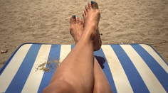 Má 40 rokov, no v plavkách zatieni mladšie kolegyne