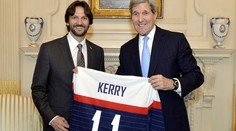 Kerry vyznamenal Kaliňáka, ten ho na oplátku obdaroval dresom