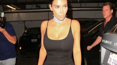 Schudnutá Kim v obtiahnutých šatách. Dekolt má stále nadupaný