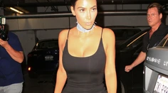 Schudnutá Kim v obtiahnutých šatách. Dekolt má stále nadupaný