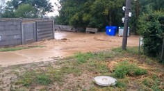 K domom nemajú roky prístupovú cestu: Počas búrok ich vytápa a valí sa im do dvorov blato