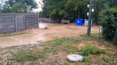 K domom nemajú roky prístupovú cestu: Počas búrok ich vytápa a valí sa im do dvorov blato