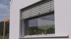 Ako zostať doma suchý, keď je vonku 30 stupňov Celzia? Pozreli sme sa na lacnejšie alternatívy