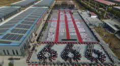 V Číne vytvorili nový rekord: Pianisti hrali naraz na 666 klavíroch