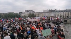 Nesúhlasia s povinným očkovaním a covidpasmi. Desiatky tisíc Francúzov tak vyšli do ulíc