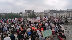 Nesúhlasia s povinným očkovaním a covidpasmi. Desiatky tisíc Francúzov tak vyšli do ulíc