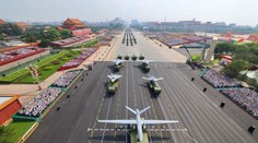 FOTO+VIDEO: Čína na vojenskej prehliadke ukázala svoje najnovšie zbrane vrátane laserov a jadrového arzenálu