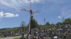 Netradičná socha Ježiša na cintoríne rozdelila dedinu. Niektorým prekáža, že je vyrobená z odpadu