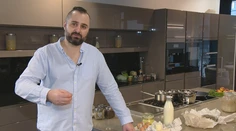 Patrick si do košíka vkladá veci, ktoré by si asi bežný zákazník nevybral