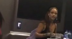 Toto nemal nikto vidieť. Rihanna prichytená ako šnupe kokaín