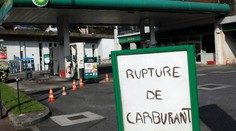 Francúzi sú bez benzínu a nafty, premiér sľubuje tvrdú odpoveď