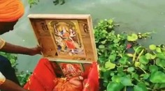 Skutočná „Bambuľka v previazanej škatuľke“: Na rieke našli plávať krabicu s novorodencom