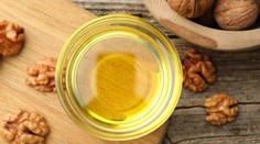 Je dobrý pre zdravie, pri chudnutí aj pre rast vlasov. Oplatí sa konzumovať jeden špecifický olej