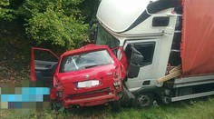 Za Pezinkom sa zrazilo auto s nákladiakom, nehodu neprežila jedna osoba