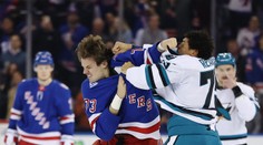 VIDEO: Súboj ťažkých váh v NHL. Veterán si v bitke poradil so zlým mužom Rangers