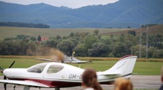 Pri Prievidzi sa priamo pred divákmi zrútilo lietadlo s tromi ľuďmi na palube