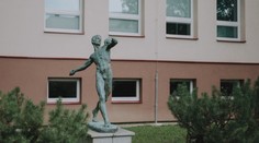 Zo sídliska v Prievidzi zmizla historická socha. Policajti pátrajú po motíve i páchateľoch